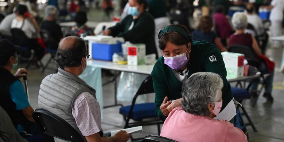 Personas de la tercera edad son vacunadas en el municipio de Ecatepec.