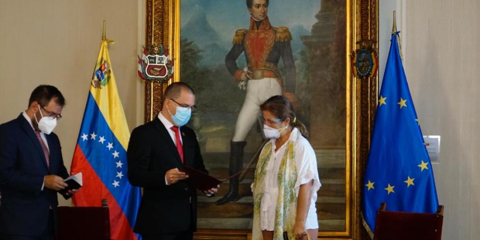 El canciller Jorge Arreaza entrega a Isabel Brilhante la declaración de persona non grata, ayer.