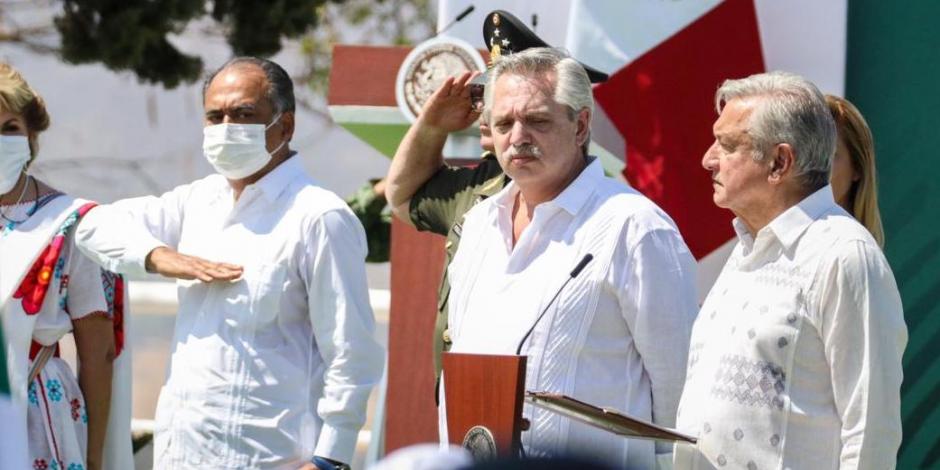 El Presidente, ayer, con su homólogo de Argentina y el gobernador de Guerrero, en Iguala en el Día de la Bandera.