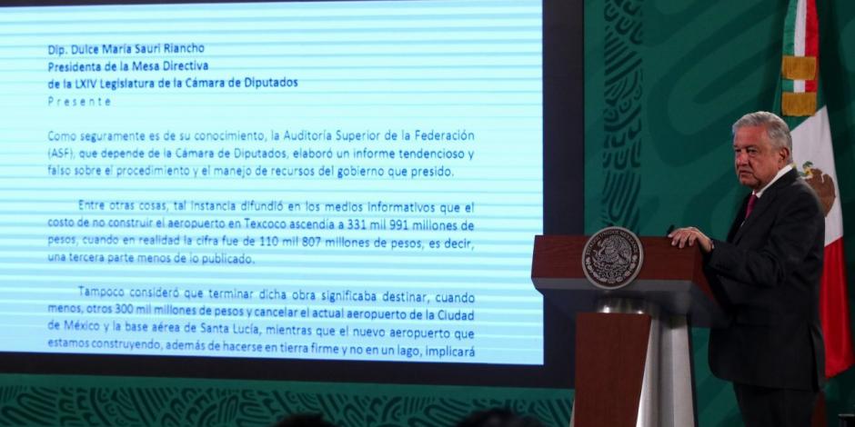 El presidente de México, Andrés Manuel López Obrador (AMLO), muestra en pantalla la carta que envío a la Cámara de Diputados.