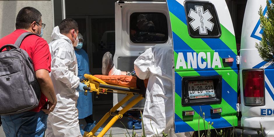 Una persona de la tercera edad es bajada de una ambulancia por paramédicos para ser ingresa al área COVID-19 del Hospital General de México.