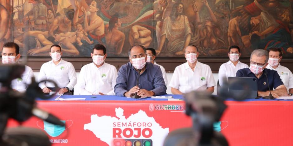 El gobernador de Guerrero, Héctor Astudillo, al informar sobre la situación de la epidemia en la entidad, ayer.