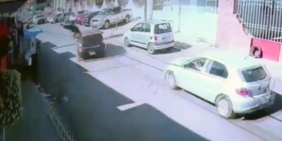 Al intentar cruzar la calle, el conductor de un auto compacto lo arrolla de manera violenta