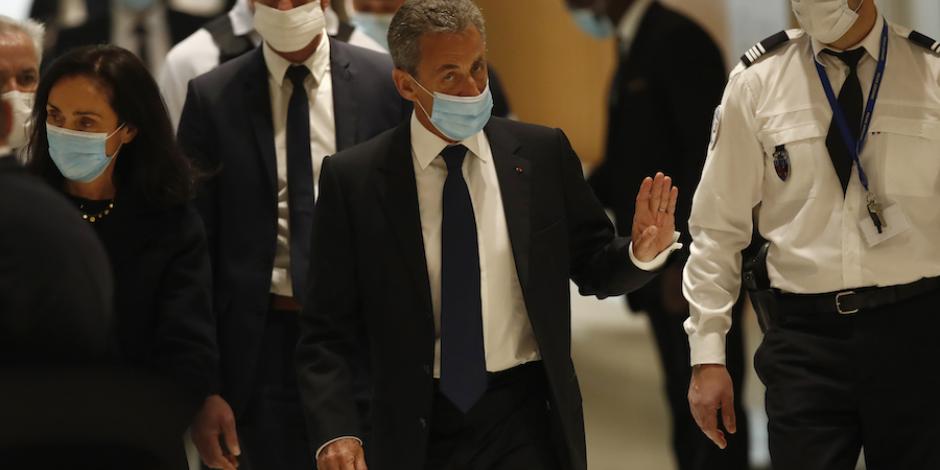 Nicolas Sarkozy se retira del Tribunal sin dar declaraciones a la prensa, ayer.