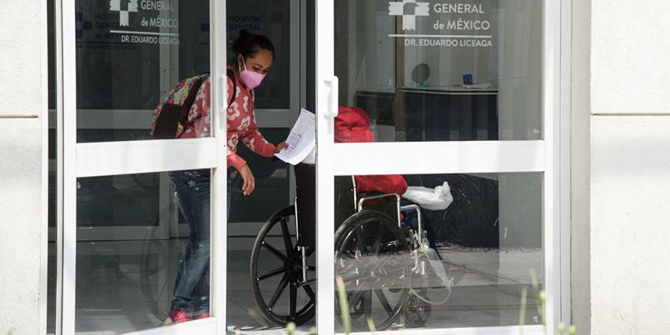 Una mujer es ingresada a la zona Triage COVID-19 del Hospital General de México.