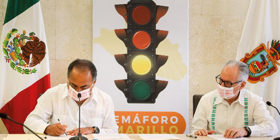 El gobernador, Héctor Astudillo (izquierda), en firma del documento, ayer.