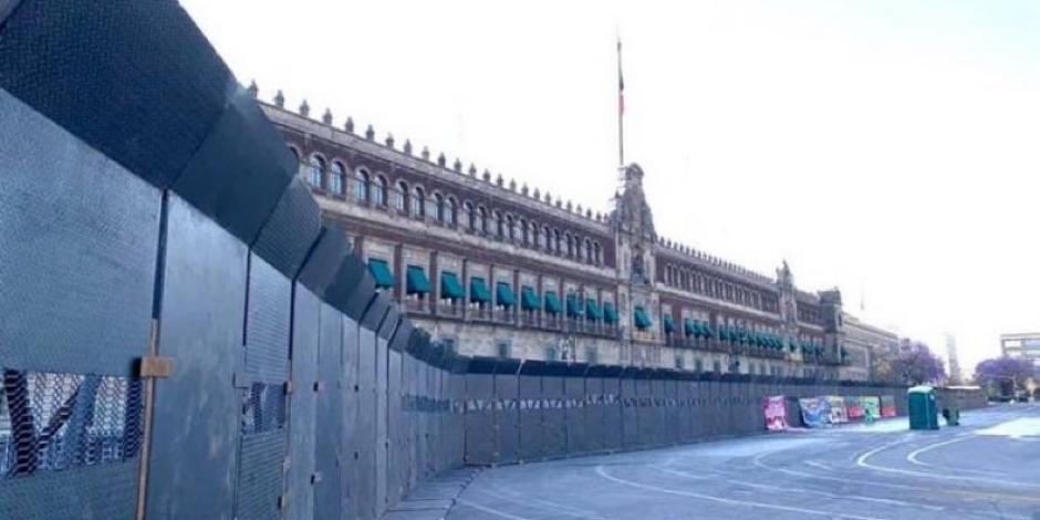 Vallas metálicas fueron colocadas alrededor del Palacio Nacional.
