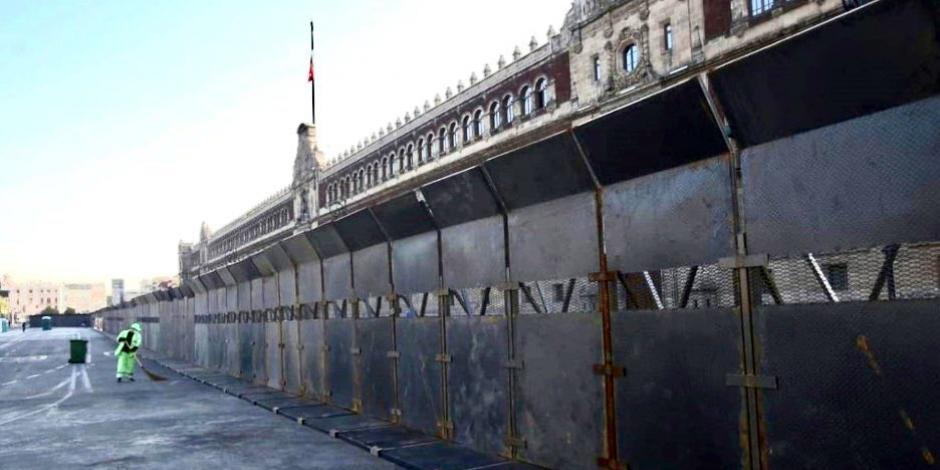 Vallas metálicas fueron colocadas alrededor del Palacio Nacional.