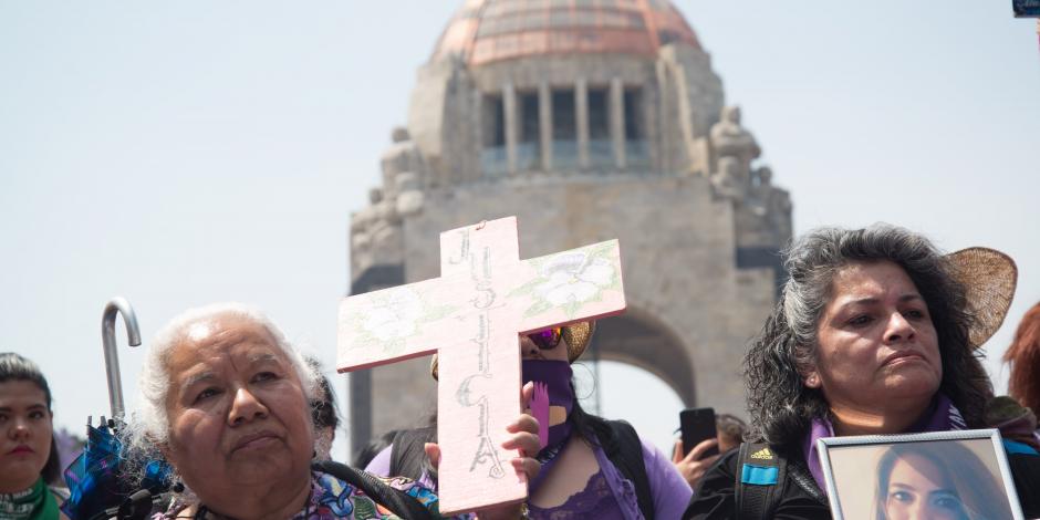Mujeres se manifiestan durante la marcha del 8M de 2020.