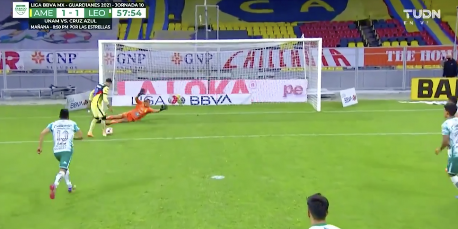 El momento exacto de la gran falla de Emanuel Aguilera de cara a la portería del León en el choque de la Jornada 10 de la Liga MX.