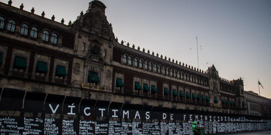Colectivas intervinieron las vallas colocadas en Palacio Nacional, previo al 8 de Marzo. Organizadas, pintaron durante la noche los nombres de mujeres sobrevivientes y víctimas de feminicidio.