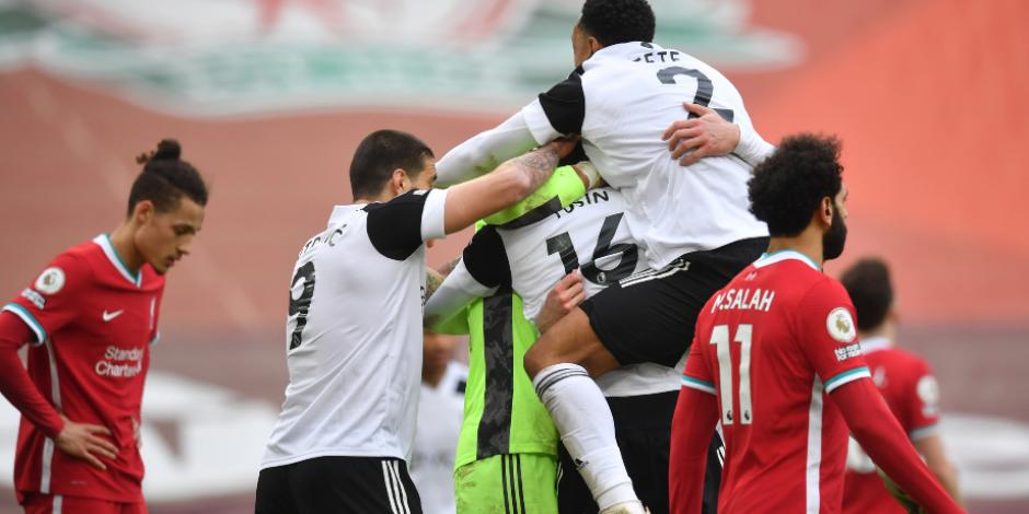 Jugadores del Fulham celebran el gol de la victoria ante el Liverpool