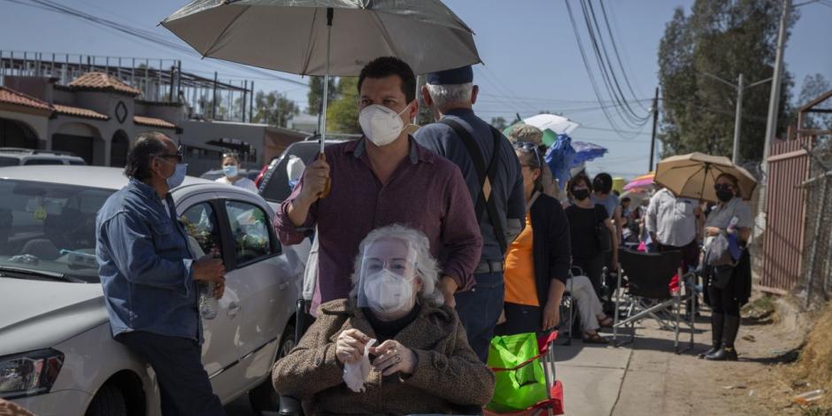 Personas de la tercera edad realizaron largas filas bajo el sol para lograr aplicarse la vacuna anti-covid en Baja California