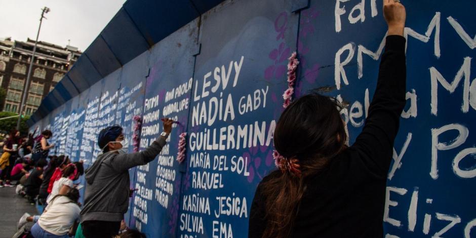 Como protesta contra las vallas que protegen Palacio Nacional, mujeres y colectivos feministas pintaron el muro conmemorando a las víctimas de feminicidio