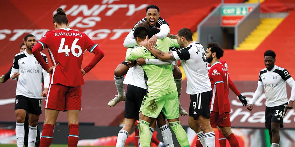 Futbolistas del Fulham celebran el triunfo de ayer, ante el Liverpool.
