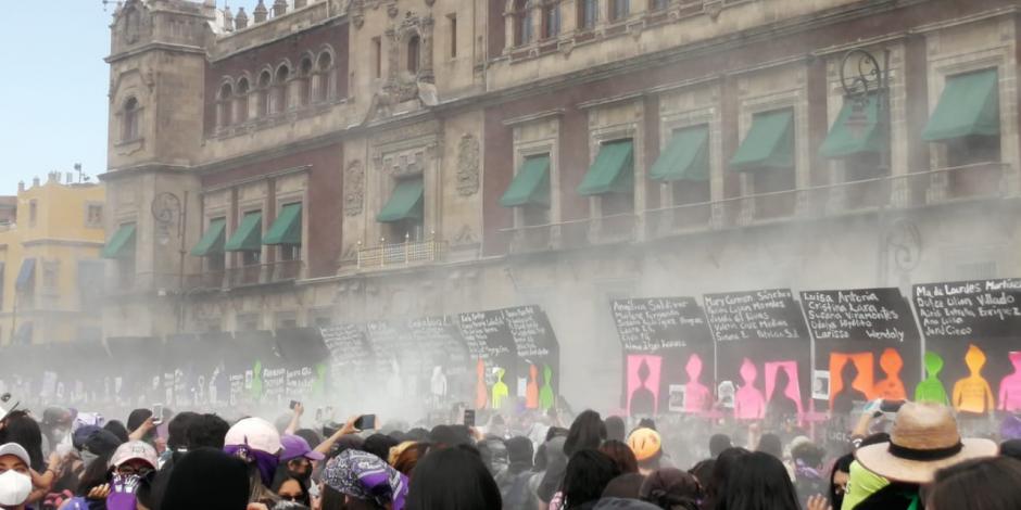 Durante la marcha por el Día Internacional de la Mujer sí hubo gas, pero éste no provino de los elementos de la Secretaría de Seguridad Ciudadana, insisten autoridades.