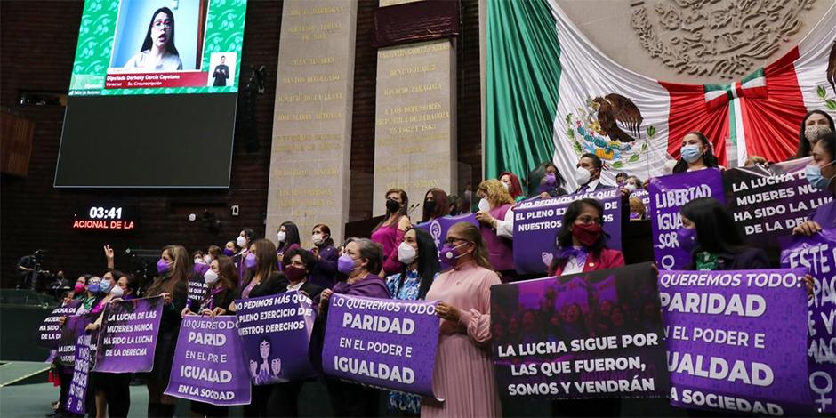 En el Día de la Mujer, diputadas federales de diversas bancadas olvidaron los colores de sus partidos para pugnar por la igualdad de género.