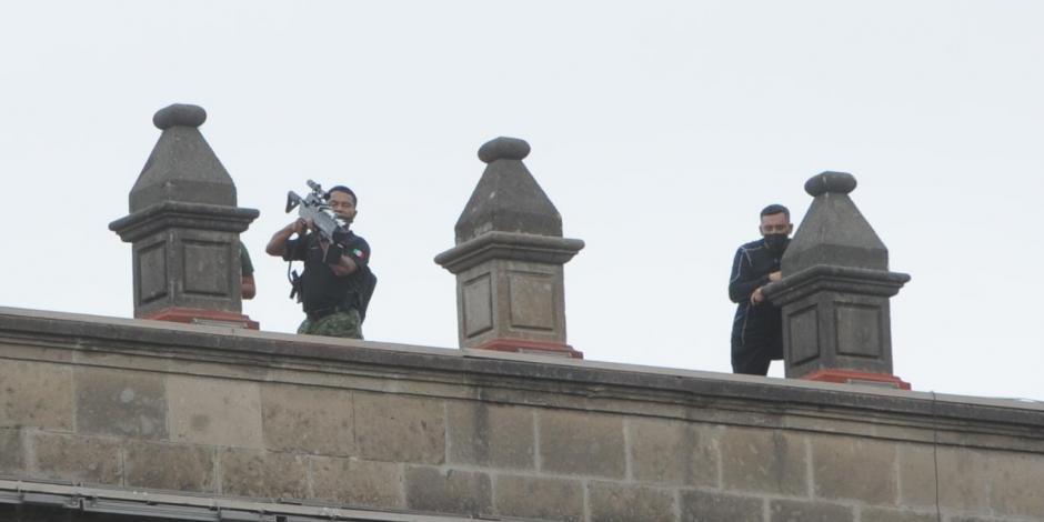 Las personas que estaban en el techo de Palacio Nacional durante la marcha del 8M, no eran francotiradores, se trataba de elementos de seguridad con armas antidrones