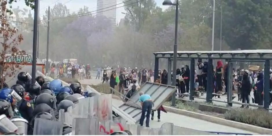 Hombres infiltrados en la marcha atacan a policías en la inmediaciones del metro Hidalgo.