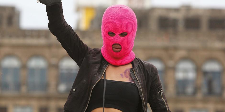 Una activista protesta contra la violencia de género en el país, ayer, en el Zócalo.