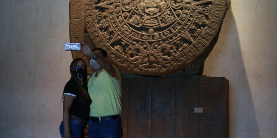 Personas aprovechan para tomarse selfies en el Museo Nacional de Antropología.
