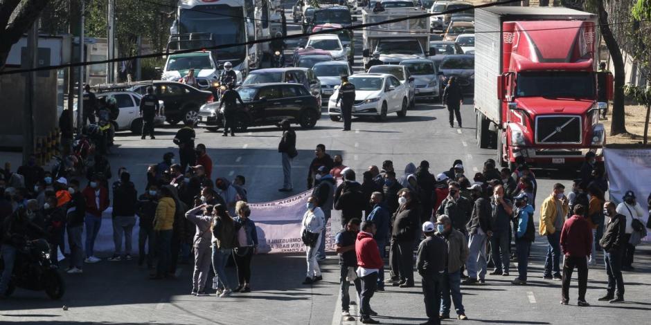 La Fuerza Amplia de Transportistas (FAT) bloqueó la Calzada Tlalpan; exige un aumento a la tarifa  de transporte público para autobuses concesionados y vagonetas.​