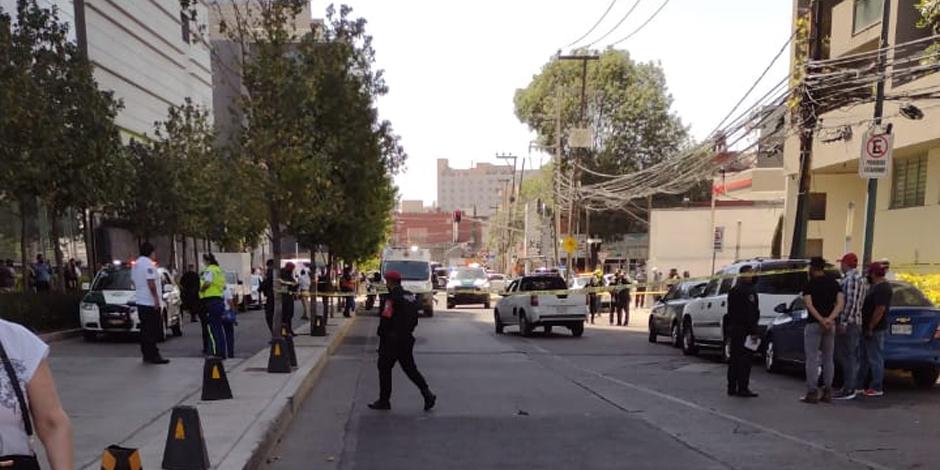 Reportes preliminares indican que el ataque pudo deberse a un asalto, pues la víctima había salido poco antes de una sucursal bancaria ubicada en la plaza Metrópoli Patriotismo