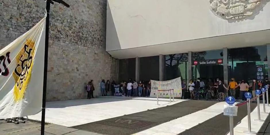 Estudiantes y profesores de la ENAH protestan en el Museo Nacional de Antropología