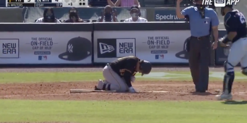 Tony Wolters, receptor de Pirates, momento después del impacto recibido en el juego de pretemporada de la MLB ante Yankees.