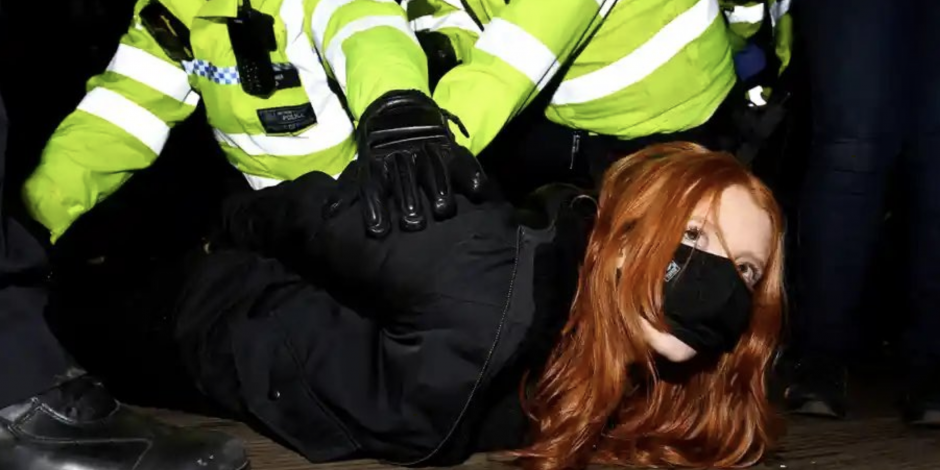 Una imagen de policías esposando a una mujer durante la manifestación em memoria de Sarah Everard fue ampliamente difundida en redes sociales, causando la ira de la población