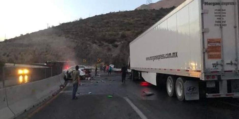 Por el choque en la carretera 57 en Coahuila, e el tramo Los Chorros, se reporta que una persona quedó prensada en uno de los autos
