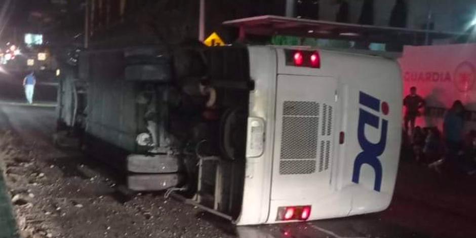 El autobús volcó luego de que el conductor perdiera el control de la unidad al intentar incorporarse a una desviación en la autopista México-Puebla.