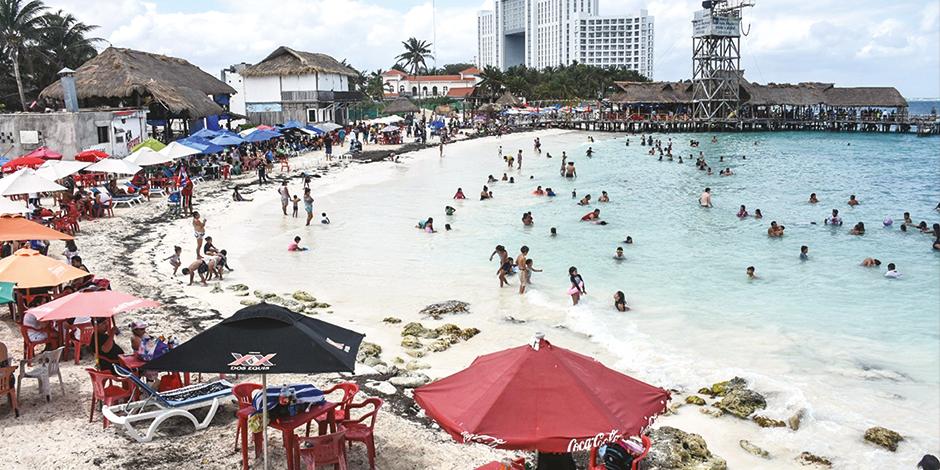 Bañistas llenan las playas de Cancún, ayer.