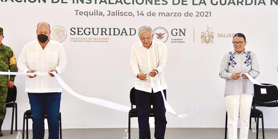 De izq. a der.: Enrique Alfaro, gobernador de Jalisco; el Presidente López Obrador; Rosa Icela Rodríguez, secretaria de Seguridad, y Beatriz Miramontes, presidenta municipal de Tequila, ayer.