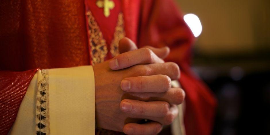 Diócesis de SLP suspende a sacerdote sorprendido con una mujer.