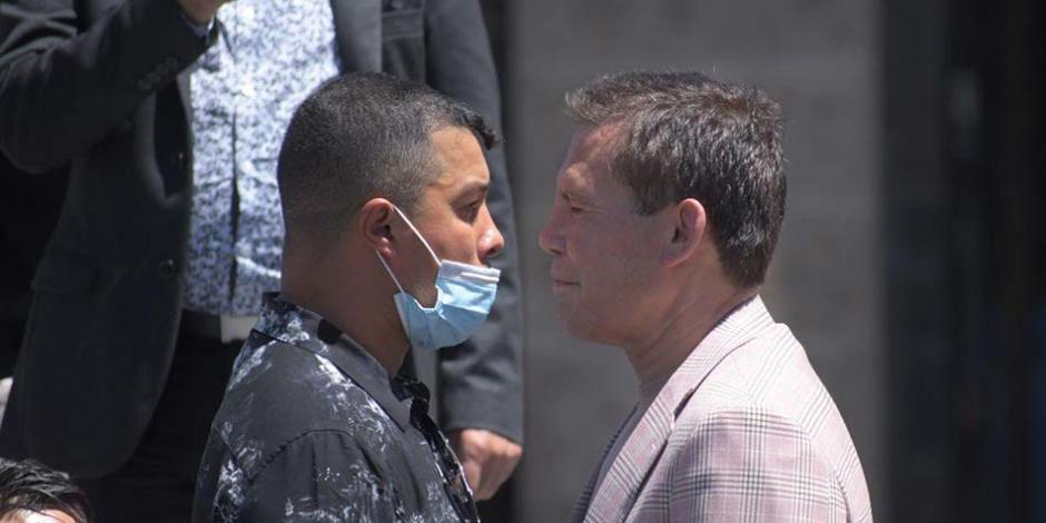 Julio César Chávez y "Macho" Camacho Jr. en Guadalajara en marzo pasado, cuando anunciaron su pelea de box.