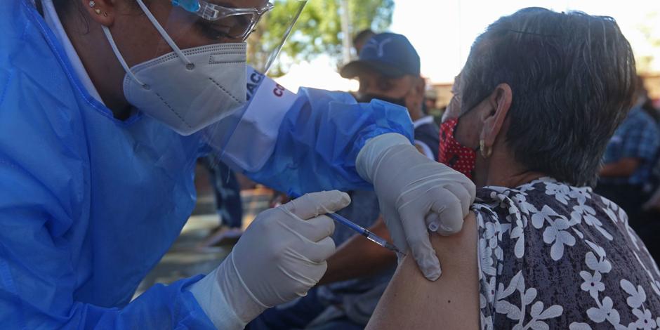 Baja California suma 106 mil 966 adultos mayores vacunados contra COVID-19.
