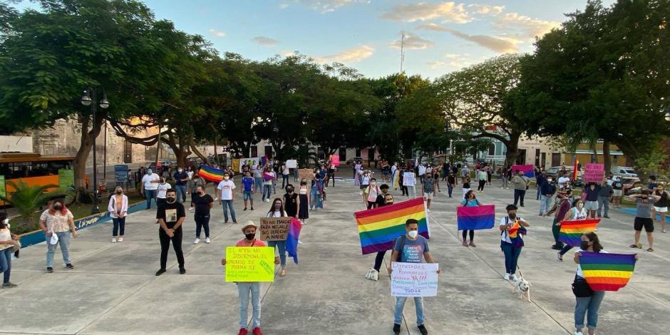 La comunidad LGBT+ protestó ayer, para exigir al Congreso de Yucatán que reconozca estas uniones.