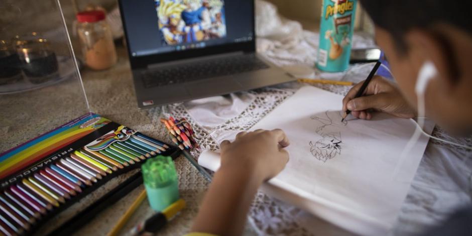El niño que vende dibujos para ayudar a su madre tiene diagnóstico del síndrome de Asperger.