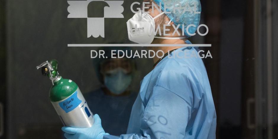 Un médico sostiene un tanque de oxígeno en la unidad Covid del Hospital General de México