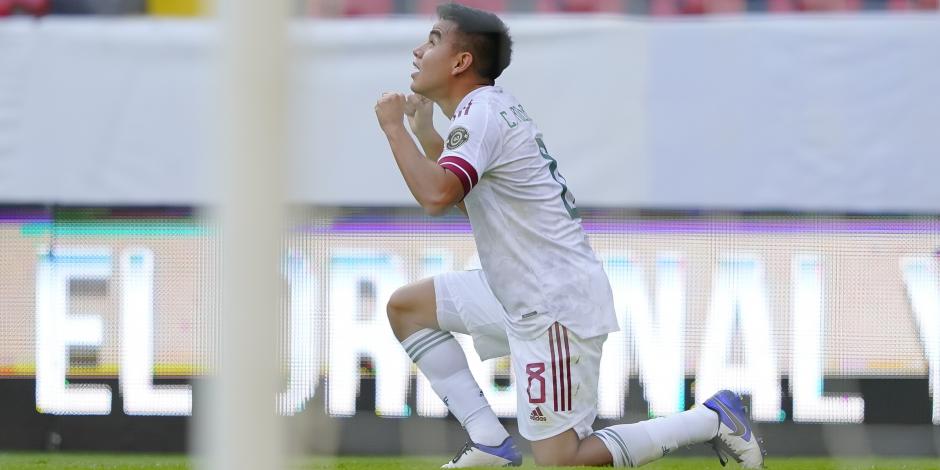 Carlos Rodríguez festeja el primer gol de México contra República Dominicana.