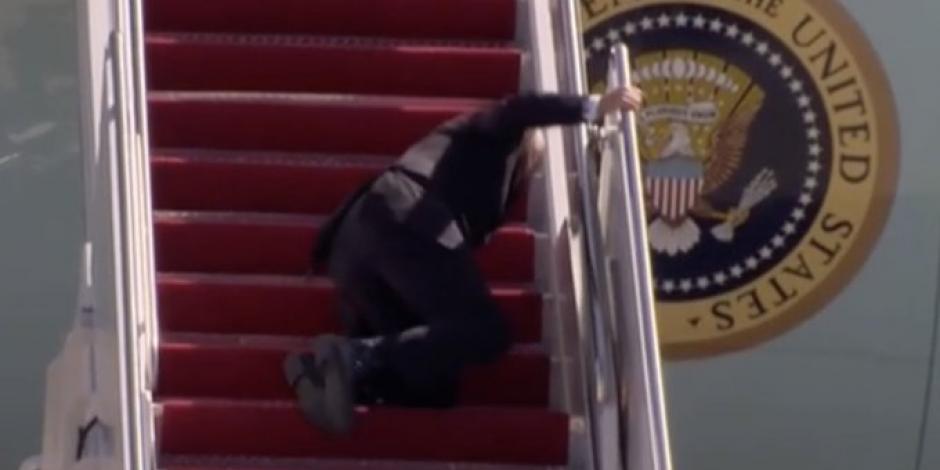 El presidente de Estados Unidos, Joe Biden, sufrió una mientras subía las escaleras para abordar el Air Force One.