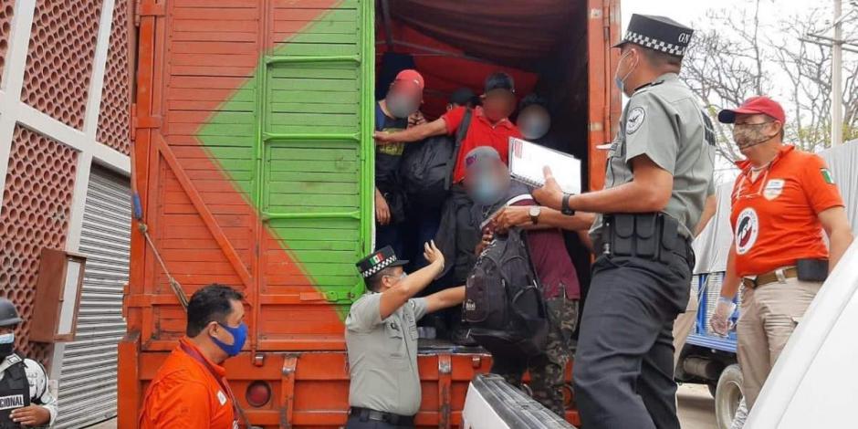 Los camiones fueron detenidos en una carretera de Tuxtla Gutiérrez, Chiapas. Viajaban 329 migrantes hacinados.