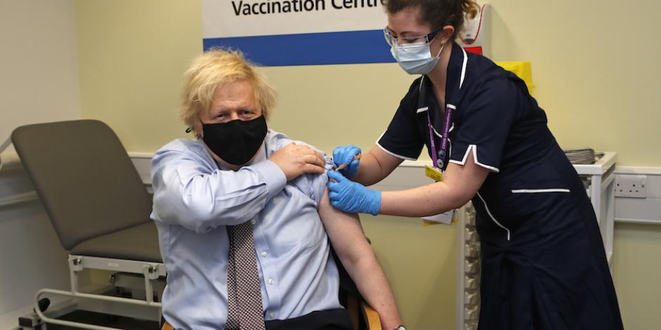 El premier Boris Johnson recibió, ayer, la vacuna sueco-británica.