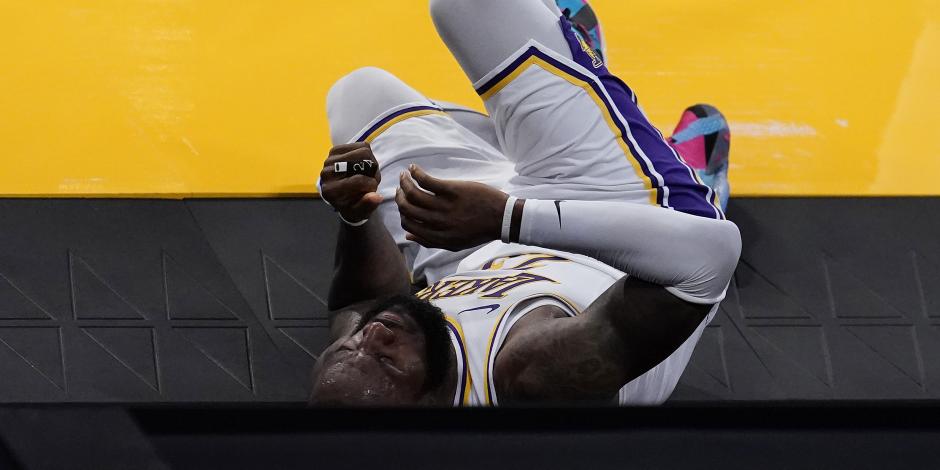 LeBron James momentos después de sufrir la lesión en el duelo entre Lakers y Hawks.