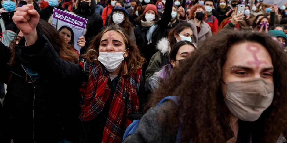 Activistas participan en una protesta contra la retirada de Turquía de la Convención de Estambul, un acuerdo internacional diseñado para proteger a las mujeresl