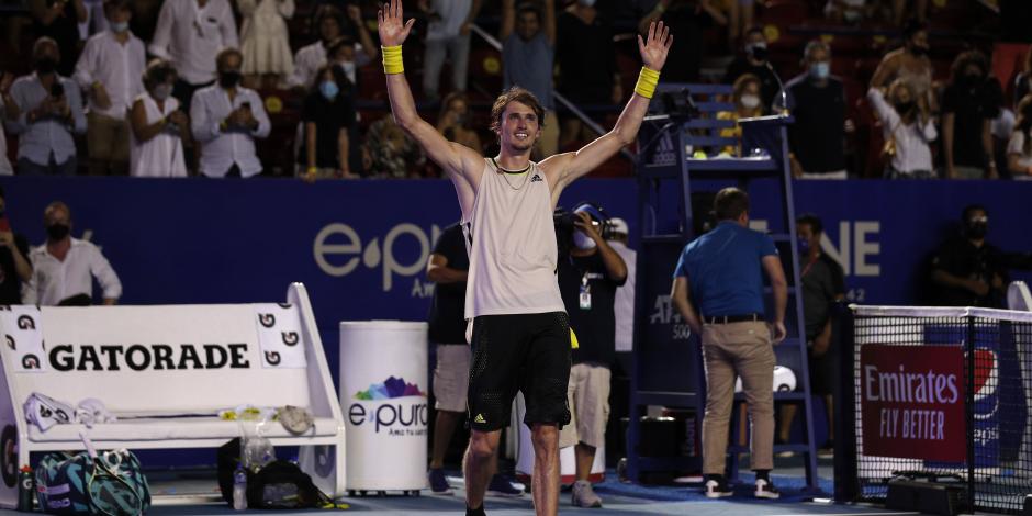 Alexander Zverev celebra después de vencer a Stefanos Tsitsipas en la final del Abierto de Acapulco.