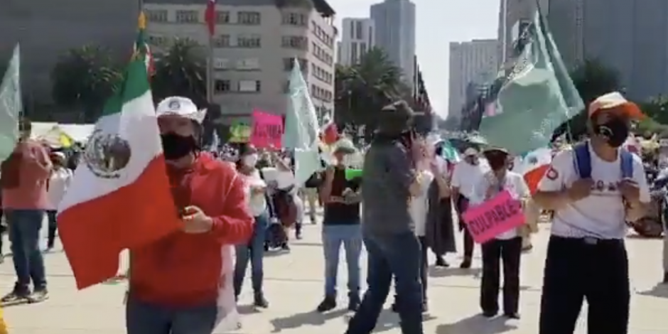 Integrantes del Frente Nacional Anti AMLO (FRENAAA) marchan sobre Paseo de la Reforma