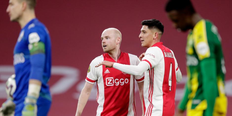 Edson Álvarez celebra su anotación el la goleada del Ajax sobre el ADO Den Haag.