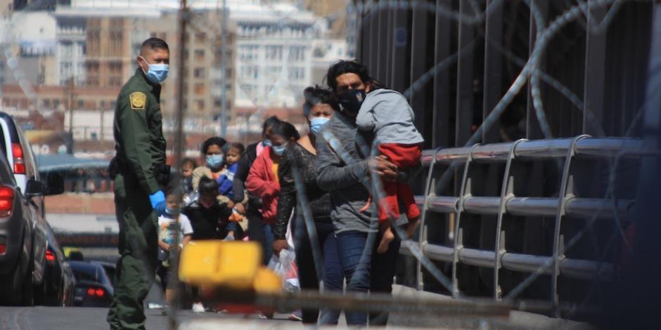 Autoridades migratorias de EU deportaron por el Puente Internacional Paso del Norte, con El Paso, Texas, a 50 migrantes adultos originarios de México acompañados de menores de edad, ayer.